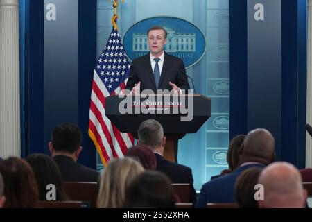 Washington, Vereinigte Staaten. Januar 2025. Der nationale Sicherheitsberater Jake Sullivan nimmt am täglichen Briefing im Weißen Haus in Washington, DC, am 13. Januar 2025 Teil. Kredit: Chris Kleponis/Pool über CNP/dpa/Alamy Live News Stockfoto