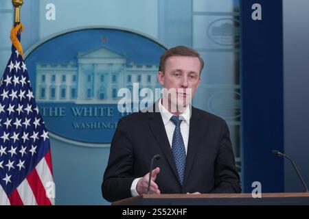 Washington, Vereinigte Staaten. Januar 2025. Der nationale Sicherheitsberater Jake Sullivan nimmt am täglichen Briefing im Weißen Haus in Washington, DC, am 13. Januar 2025 Teil. Kredit: Chris Kleponis/Pool über CNP/dpa/Alamy Live News Stockfoto