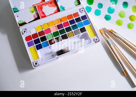 Aquarell Farben und Pinsel Arbeitsplatz Künstler mit künstlerischen Werkzeugen für Mock up Stockfoto