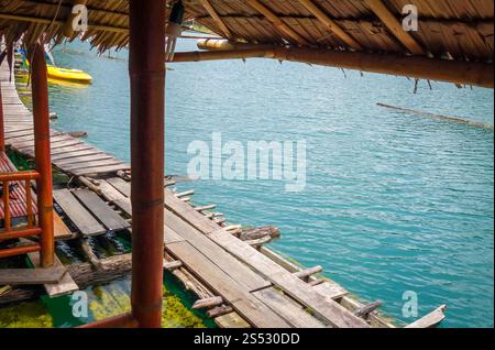 Schwimmende Bungalows in Cheow Lan Lake, Khao Sok, Thailand. Schwimmender Bungalow in Cheow Lan Lake, Khao Sok, Thailand Stockfoto