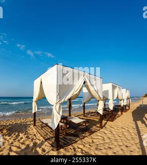 Strand Zelte Überdachungen auf Morgen Paradies, weißen Sandstrand. Das schönste Meer Sandstrand von Apulien, Italien. Stockfoto