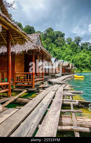 Schwimmendes Bungalowdorf in Cheow Lan Lake, Khao Sok, Thailand. Schwimmendes Dorf in Cheow Lan Lake, Khao Sok, Thailand Stockfoto