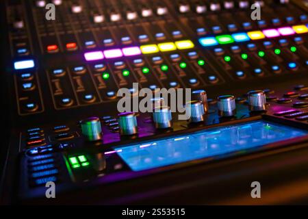 DJ-CD-Player, Audio-Mixer und Verstärker im Nachtclub Stockfoto