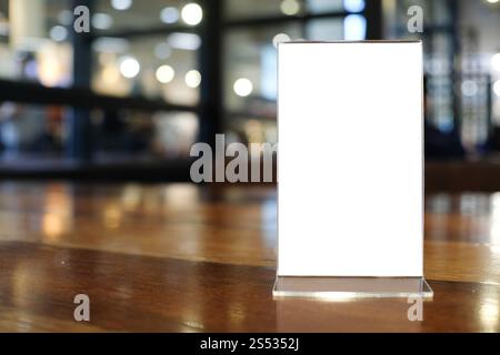 Menü Rahmen Platz für Text-Marketing-Promotion stehen auf Holztisch in Bar Restaurant Café Stockfoto