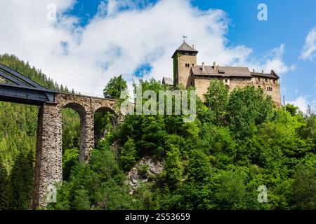 Sommer alpin Trisanna Eisenbahnbrücke über die Trisanna und Silvretta Straße vor Schloss Wiesberg, Paznaun, Landeck, Tirol, Österreich. Stockfoto
