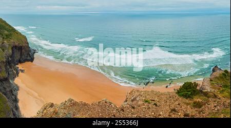 Sandstrand mit felsigen Bergrücken trübes Wetter Aussicht auf Sommer Atlantic an der felsigen Küste (Costa Vicentina, Algarve, Portugal). Und Ocean Surf Wellen. Stockfoto