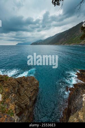 Wunderschöner Blick auf Corniglia im Sommer vom Dorf Manarola. Dies ist ein berühmtes Dorf des Cinque Terre Nationalparks in Ligurien, Italien, zwischen Stockfoto