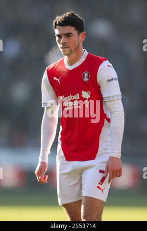 Rotherham, Großbritannien. Januar 2025. Rotherham United Mittelfeldspieler Joe Powell (7) während des Spiels Rotherham United FC gegen Bolton Wanderers FC Skybet EFL League 1 im Aesseal New York Stadium, Rotherham, England, Vereinigtes Königreich am 11. Januar 2025 Credit: Phil Duncan/Every Second Media Credit: Every Second Media/Alamy Live News Stockfoto