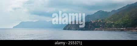 Wunderschöner Blick auf Corniglia im Sommer vom Dorf Manarola. Dies ist ein berühmtes Dorf des Cinque Terre Nationalparks in Ligurien, Italien, zwischen Stockfoto