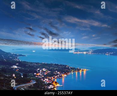 Nacht Sommer kroatischen Peljesac Halbinsel (Viganj, Kroatien) Küste und Korcula Dorf und Insel in weit. Stockfoto