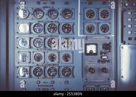 Altes Flugzeugbedienfeld im Cockpit. Industrieller Hintergrund. Altes Flugzeugbedienfeld im Cockpit Stockfoto