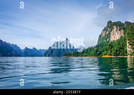 Cheow Lan Lake Kalksteinklippen, Khao Sok Nationalpark, Thailand. Cheow Lan Lake Cliffs, Khao Sok Nationalpark, Thailand Stockfoto