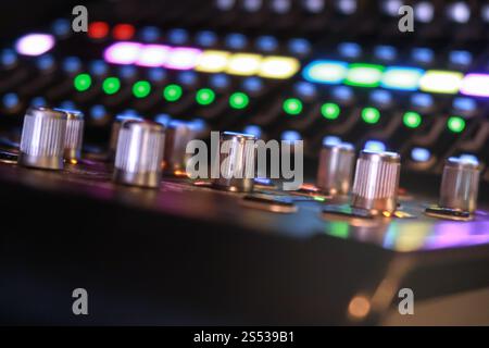 DJ-CD-Player, Audio-Mixer und Verstärker im Nachtclub Stockfoto