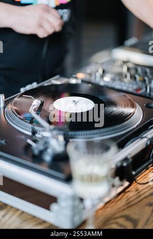 Vinyl-Platte, die auf einem Plattenspieler gespielt wird und die Essenz von Retro-Musik und Vintage-Vibes einfängt Stockfoto