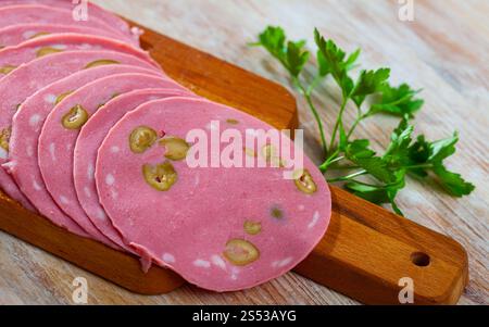 Bild von Mortadela-Wurst mit in Scheiben geschnittenen Oliven Stockfoto