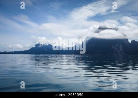 Morgennebel am Cheow Lan Lake, Khao Sok Nationalpark, Thailand. Vormittag am Cheow Lan Lake, Khao Sok Nationalpark, Thailand Stockfoto