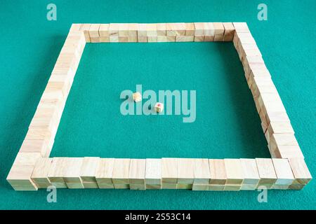 Ab Mauern von Mahjong, Kacheln basierende chinesische Strategie Spiel auf grünem Filz Tisch Stockfoto