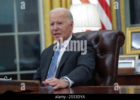 Washington, Usa. Januar 2025. US-Präsident Joe Biden nimmt am 13. Januar 2025 im Weißen Haus in Washington, DC, an einem Treffen von leitenden Beamten des Weißen Hauses und der Verwaltung über die Reaktion des Bundes auf die Waldbrände in Los Angeles Teil.Credit: Chris Kleponis/Pool via CNP Credit: Abaca Press/Alamy Live News Stockfoto