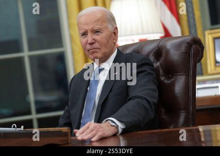 Washington, Usa. Januar 2025. US-Präsident Joe Biden nimmt am 13. Januar 2025 im Weißen Haus in Washington, DC, an einem Treffen von leitenden Beamten des Weißen Hauses und der Verwaltung über die Reaktion des Bundes auf die Waldbrände in Los Angeles Teil.Credit: Chris Kleponis/Pool via CNP Credit: Abaca Press/Alamy Live News Stockfoto