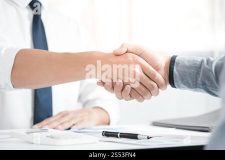 Bild Business mans Handshake. Business Partnerschaft treffen Konzept. Stockfoto