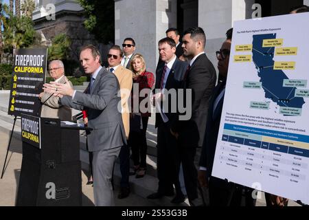 Sacramento, CA, USA. Januar 2025. Der republikanische Führer der Versammlung James Gallagher Assembly die Republikaner rufen während einer Pressekonferenz in Sacramento am Montag, den 13. Januar 2025, zu einer raschen Aktion auf, um Kaliforniens Bemühungen um die Verhinderung von Waldbränden zu verstärken und den Versicherungsmarkt des Staates zu stabilisieren. (Kreditbild: © Paul Kitagaki Jr./ZUMA Press Wire) NUR REDAKTIONELLE VERWENDUNG! Nicht für kommerzielle ZWECKE! Stockfoto