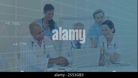 Bild der Finanzdatenverarbeitung über verschiedene Ärzte im Krankenhaus Stockfoto