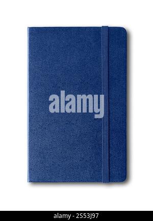 Marineblaues geschlossenes Notebook-Modell isoliert auf weiß. Geschlossenes Notebook in Marineblau isoliert auf weiß Stockfoto