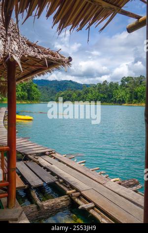 Schwimmendes Bungalowdorf in Cheow Lan Lake, Khao Sok, Thailand. Schwimmendes Dorf in Cheow Lan Lake, Khao Sok, Thailand Stockfoto