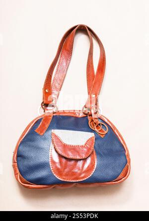 Handgefertigte Leder Patchwork Bowlingtasche auf Holzbrett Stockfoto