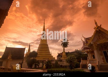 Der Wat Bot muang in der Altstadt der Stadt Chanthaburi im Norden Thailands. Thailand, Chanthaburi, November 2018. THAILAND CHANTHABURI Stockfoto