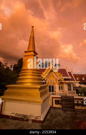 Der Wat Bot muang in der Altstadt der Stadt Chanthaburi im Norden Thailands. Thailand, Chanthaburi, November 2018. THAILAND CHANTHABURI Stockfoto