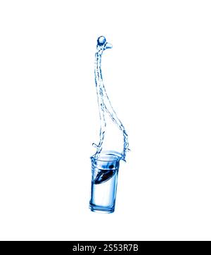 Gießt Wasser in das Glas Stockfoto