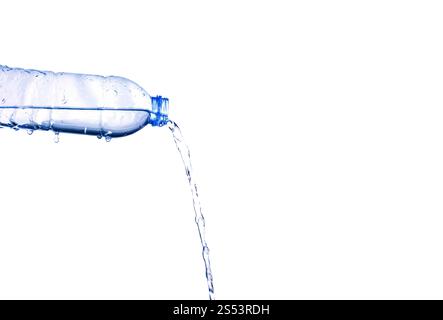 Wasser aus der Flasche gießen Stockfoto