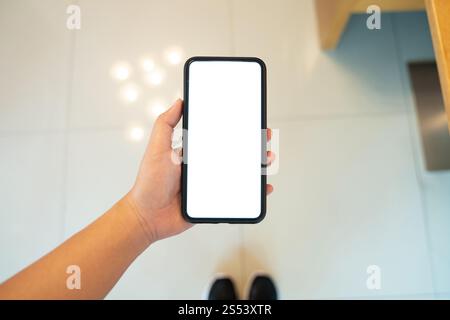 Frauenhände halten Handy und sehen soziale Medien in einem Smartphone. Soziales Netzwerk-Konzept mit Smartphone. Stockfoto