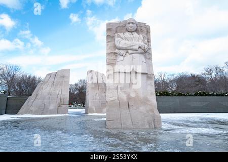 Foto des Martin Luther King, Jr. Gedenkstätte mit Figur in „Stein der Hoffnung“ und „Berg der Verzweiflung“ hinter ihm an einem kalten Wintertag. Stockfoto
