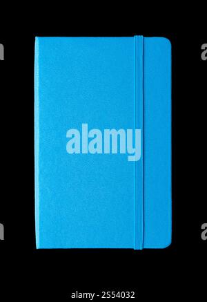 Cyanblau geschlossenes Notebook-Modell isoliert auf Schwarz. Cyan Blue geschlossenes Notebook isoliert auf Schwarz Stockfoto