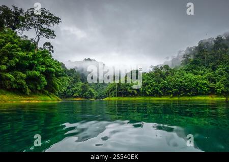 Nebelmorgen am Cheow Lan Lake im Khao Sok Nationalpark, Thailand. Nebelmorgen am Cheow Lan Lake, Khao Sok Nationalpark, Thailand Stockfoto