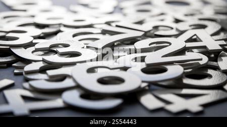 Mathematikhintergrund mit ausgefüllten Zahlen - Nahansicht. Mathematikhintergrund mit festen Zahlen Stockfoto