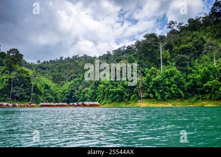 Schwimmendes Bungalowdorf in Cheow Lan Lake, Khao Sok, Thailand. Schwimmendes Dorf in Cheow Lan Lake, Khao Sok, Thailand Stockfoto