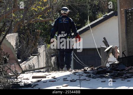 Los-Winkel. Januar 2025. ALTADENA, KALIFORNIEN - 13. JANUAR Eine Ansicht der Häuser, die durch den Eaton-Brand am 9. Januar 2025 in Altadena, Kalifornien zerstört wurden. Angetrieben von den intensiven Santa Ana Winds, hat das Eaton Feuer auf über 10.000 Hektar gewachsen und hat viele Häuser und Unternehmen zerstört. Armando Arorizo. Quelle: ZUMA Press, Inc./Alamy Live News Stockfoto