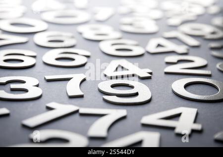 Mathematikhintergrund mit ausgefüllten Zahlen - Nahansicht. Mathematikhintergrund mit festen Zahlen Stockfoto