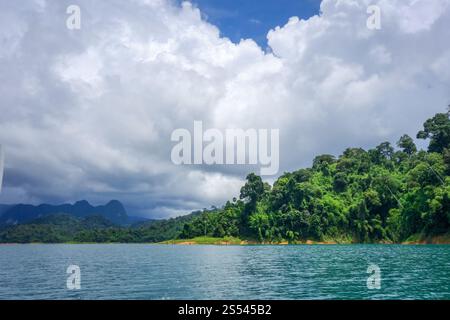 Cheow Lan Lake im Khao Sok Nationalpark, Thailand. Cheow Lan Lake, Khao Sok Nationalpark, Thailand Stockfoto