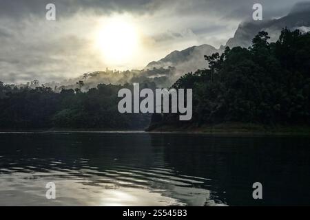 Sonnenaufgang am Cheow Lan Lake im Khao Sok Nationalpark, Thailand. Sonnenaufgang am Cheow Lan Lake, Khao Sok Nationalpark, Thailand Stockfoto