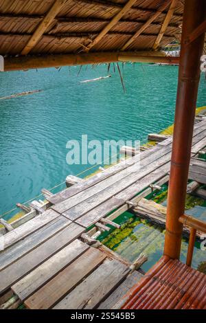 Schwimmende Bungalows in Cheow Lan Lake, Khao Sok, Thailand. Schwimmender Bungalow in Cheow Lan Lake, Khao Sok, Thailand Stockfoto