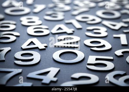 Mathematikhintergrund mit ausgefüllten Zahlen - Nahansicht. Mathematikhintergrund mit festen Zahlen Stockfoto