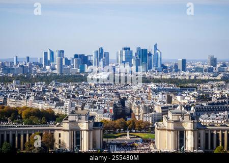 Blick auf die Stadt aus der Vogelperspektive vom Eiffelturm, Paris, Frankreich. Blick auf Paris aus der Vogelperspektive vom Eiffelturm, Frankreich Stockfoto