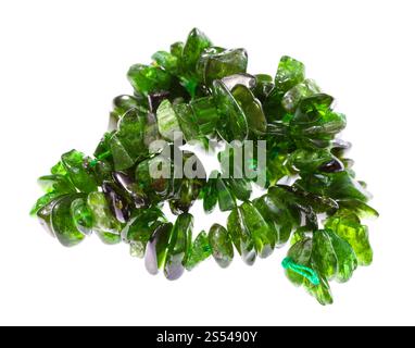 Verwirrte Perlenkette aus natürlichen stolperten Chrom diopsid Edelstein auf weißem Hintergrund Stockfoto