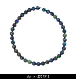 Blick von oben auf die Perlenkette aus natürlichen Azurit Edelstein auf weißem Hintergrund Stockfoto