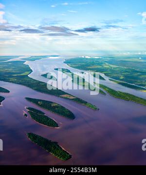 Majestätisches Delta des Essequibo River, der in den Atlantik fließt - Guyana, Südamerika Stockfoto