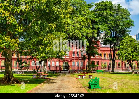 Das Rote Haus, Sitz des Parlaments von Trinidad und Tobago im Hafen von Spanien. Trinidad und Tobago ist das südlichste Inselland der Karibik Stockfoto